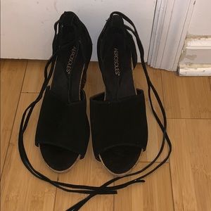 A black wedge heel from AEROSOLES‼️